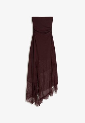 Burgundska obleka brez naramnic z oprijetim korsetom in tekočo, čipkasto poudarjeno spodnjico. Gladek material, asimetričen kroj, združuje eleganco in udobje.