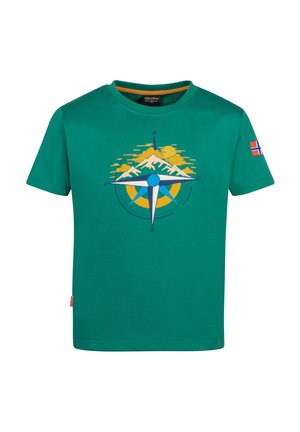 Grünes kurzärmeliges T-Shirt mit Kompass- und Berggrafik auf der Vorderseite und einer kleinen norwegischen Flagge am linken Ärmel.