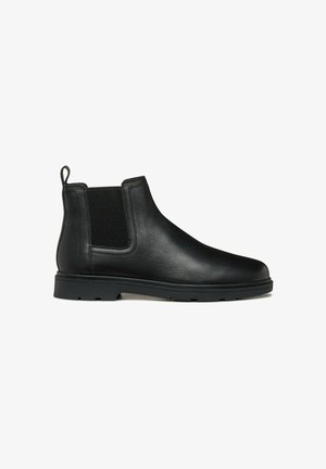 Schwarze Leder Chelsea-Boots verfügen über ein glattes Obermaterial, elastische Seitenpaneele und eine stabile Gummisohle für Grip und Haltbarkeit.