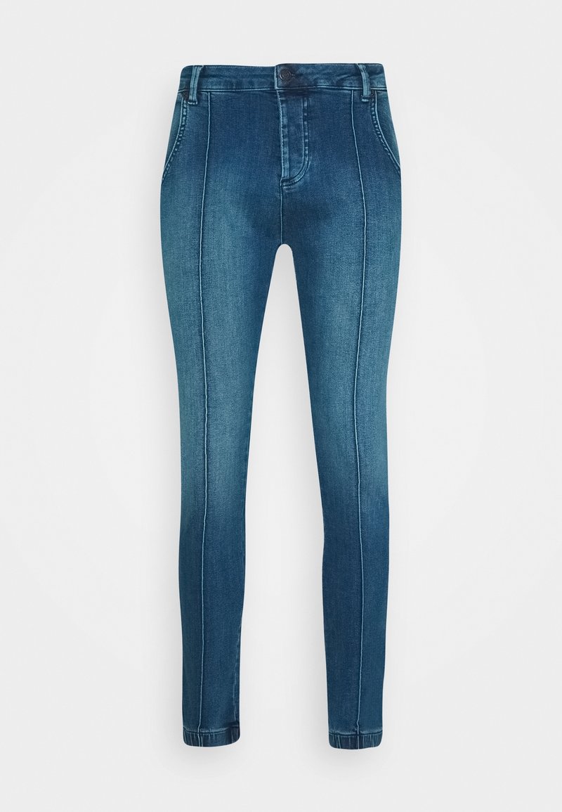 Jeans skinny de tiro alto en azul con costuras de pliegue frontal, bolsillos clásicos y cierre de botón sobre un fondo blanco liso.