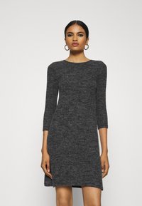 Abito a maglia grigio scuro con maniche a tre quarti, scollatura rotonda e una vestibilità comoda. Texture liscia con leggere variazioni di colore.