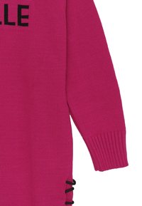Maglione fucsia a maglia con maniche lunghe e polsini a costine, con testo nero e dettagli di lacci laterali. Texture liscia, design casual.