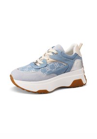 Sneaker atletico azzurro chiaro e grigio con suola bianca spessa, texture in suede e denim, design con lacci e dettagli a motivo circolare.