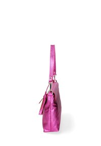 Borsa a tracolla in metallo rosa con finitura testurizzata, dotata di una singola tracolla regolabile e chiusura con zip. La vista laterale mostra una forma rettangolare elegante.