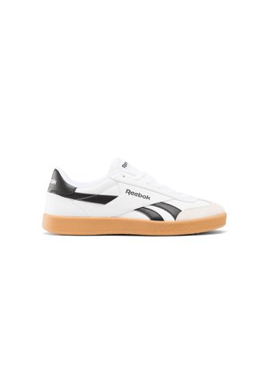 Zapatillas Reebok blancas con acentos negros, suela de goma texturizada, parte superior de cuero suave y un diseño de cordones blancos. Perfil deportivo clásico.
