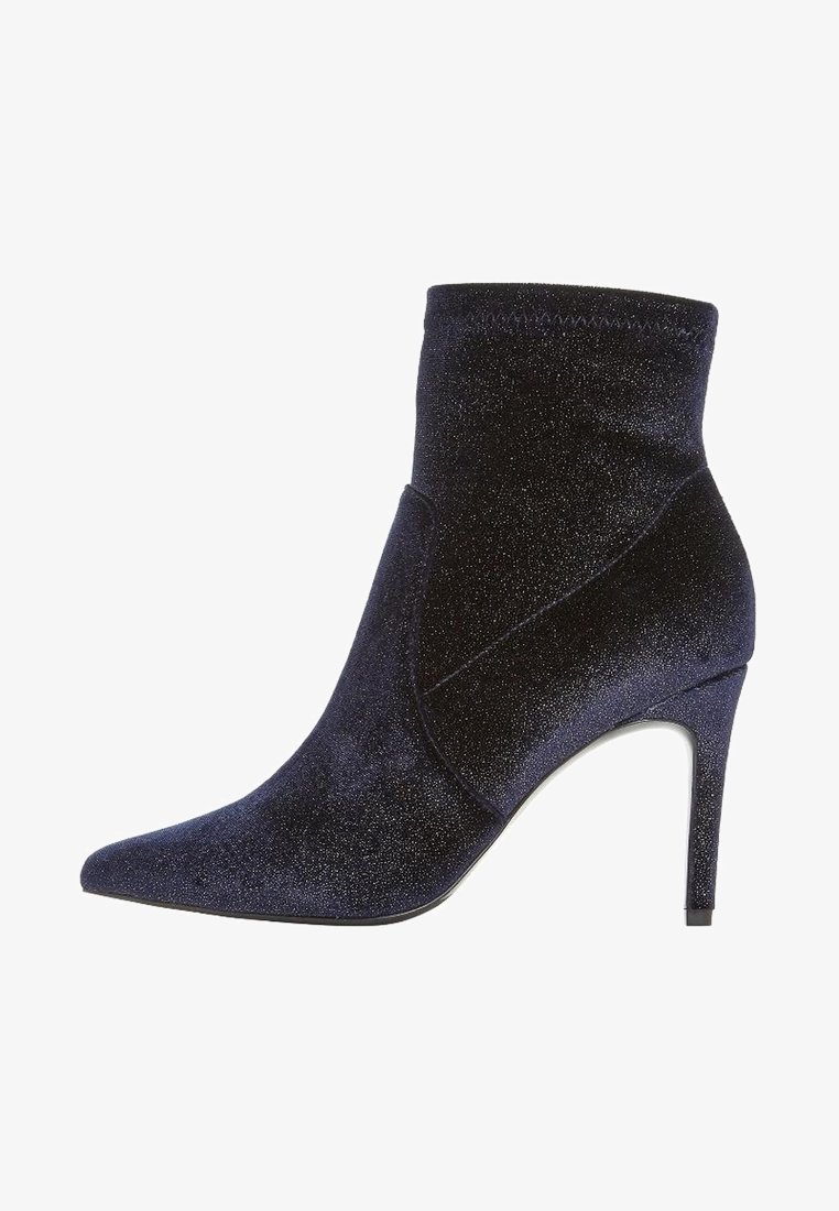 Granatowe aksamitne botki do kostek z szpiczastym noskiem i wysokim obcasem w stylu stiletto, z teksturowaną powierzchnią i kanciastym krojem cholewki.