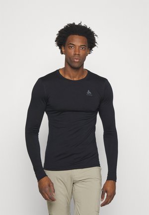 Schwarzes Langarmshirt aus glattem Stoff, mit Rundhalsausschnitt und subtilen Logo auf der Brust, taillierte Passform.