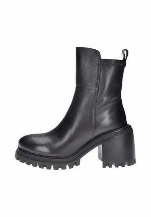 Stivale alla caviglia in pelle nera con tacco spesso e suola testurizzata. Presenta una linguetta sul retro e una forma elegante e affusolata.