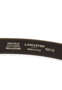 Donkerbruine leren riem met witte bedrukte tekst: "VERA PELLE ECHT LEDER REAL LEATHER", "LANCASTER PARIS", "MADE IN ITALY", maat 100/115.