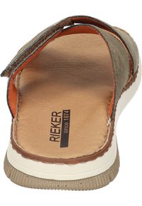 Groene en beige schuif sandaal met een bruine accent bij de zool; gestructureerde voetbed; verstelbare band; rubberen loopzool; merklogo zichtbaar.