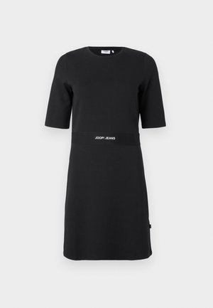 Robe noire à manches courtes, longueur au genou, avec un col rond et le logo "JOOP! JEANS" imprimé sur la ceinture.
