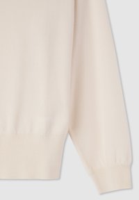 Maglione beige chiaro caratterizzato da una trama liscia, polsini a coste e vestibilità comoda. Il design sottolinea la semplicità e il comfort.