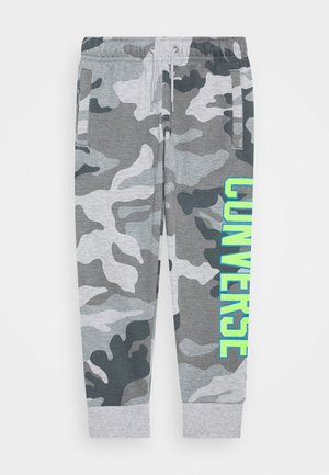 Pantalon de survêtement camouflage gris doté d'une taille élastique, de deux poches latérales et d'une impression audacieuse "CONVERSE" en vert néon sur la jambe gauche.