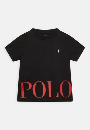 Czarna koszulka z krótkim rękawem i okrągłym dekoltem, z małym białym logo gracza polo na piersi oraz dużym czerwonym napisem "POLO" na dole z przodu.