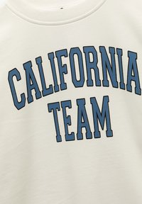 Biała bluza z niebieskim, wyrazistym napisem "CALIFORNIA TEAM". Materiał wygląda na gładki, z prążkowanym dekoltem.