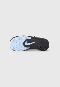 Semelle de chaussure de football Nike noire et bleu clair avec des crampons et un logo swoosh central sur fond blanc.