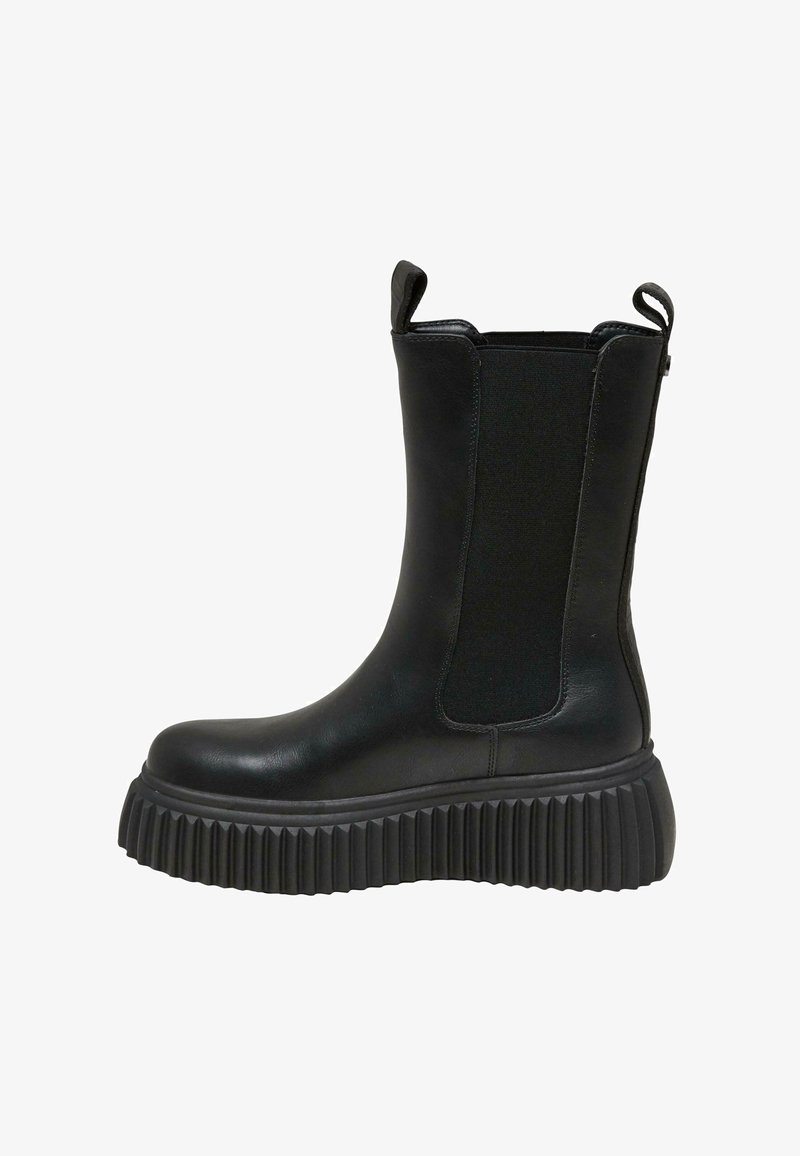 Botas negras de tobillo con paneles laterales elásticos, suela de plataforma gruesa, parte superior de cuero liso y textura estriada en la suela.