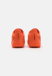 Umbro VELOCITA IX CLUB  TF - Fodboldstøvler til kunstgræs - dragon fire/black/white