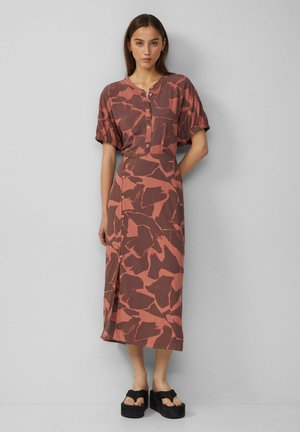 Knop-up midi-jurk in aardetinten, met een abstracte roze en bruine print, korte puffmouwen en een zijsplitdetail.