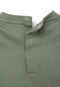 Cuello de camisa de algodón verde con textura acanalada, que cuenta con un cierre de botón a presión para un ajuste ajustable y una superficie lisa sin patrones adicionales.