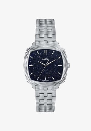 Montre-bracelet carrée Fossil en argent avec bracelet en métal texturé et cadran bleu foncé parsemé d'étoiles, affichant les aiguilles des heures, des minutes et des secondes.