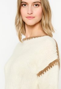LolaLiza WITH CONTRASTING SEAMS - Pulover - vanilla white