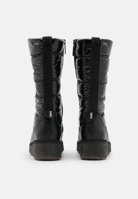 Schwarze knöchelhohe Stiefel mit glänzender, gepolsterter Oberfläche, ausgestattet mit einer strukturierten Sohle und einem kontrastierenden vertikalen Reißverschluss. Gezeichnet mit markenspezifischen Akzenten.