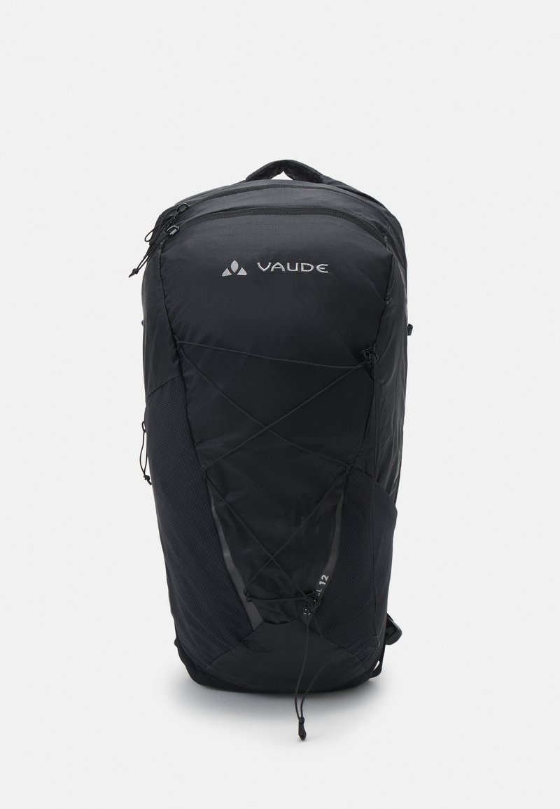 Zaino nero con un design elegante e profilo snodato. Dotato di dettagli in rete, spallacci regolabili e un cordino anteriore per ulteriore spazio di stoccaggio.