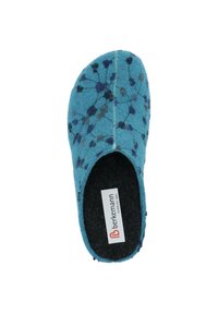 Blaue Filzhausschuhe mit floralem Muster in Dunkelblau und Grau, schwarzem Innenfutter und einem weißen Markenetikett.