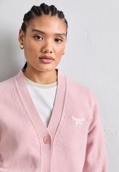 Lichtroze cardigan van zacht materiaal met een diepe V-hals, een enkele knoopsluiting en subtiele borduursels op de linker borst.