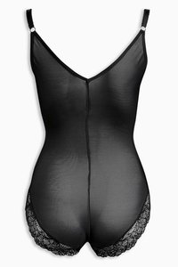 Zwarte bodysuit met transparante stof, kanten accenten aan de onderkant, verstelbare bandjes en een diepe V-rug. Gladde textuur overal.