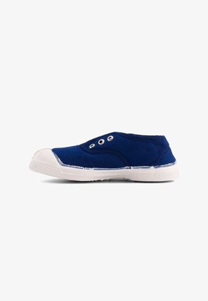 Chaussure en toile bleu marine à enfiler avec embout en caoutchouc blanc et semelle, dotée de trois œillets métalliques et d'un aspect légèrement usé.