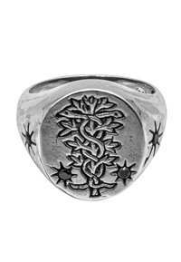 Anello d'argento con una faccia arrotondata, caratterizzato da un'incisione dettagliata di un albero intrecciato con serpenti e accentuato da motivi a stella.