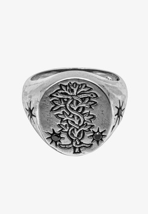 Bague en argent avec un visage arrondi, présentant une gravure détaillée d'un arbre entrelacé de serpents et rehaussé de motifs d'étoiles.