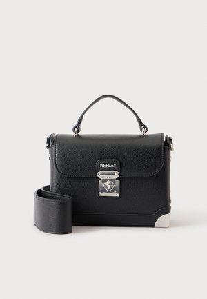 Bolso de mano de cuero texturizado negro con asa superior, cierre frontal plateado, logotipo REPLAY y correa de hombro desmontable enrollada a su lado.