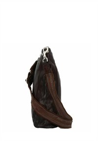 Borsa a spalla in pelle marrone con finitura texturizzata, dotata di una fibbia in metallo argento e di una tracolla in tessuto a strisce marroni. Vista laterale.