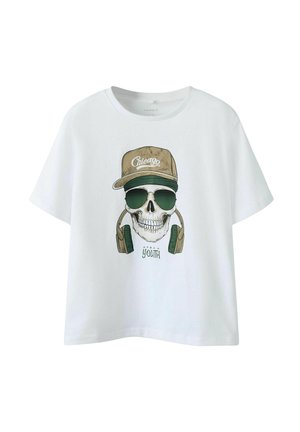 Weißes Baumwoll-T-Shirt mit einem Schädel-Design, das mit Sonnenbrille und Kopfhörern versehen ist, ergänzt durch eine beigefarbene Kappe mit der Aufschrift "Chicago".