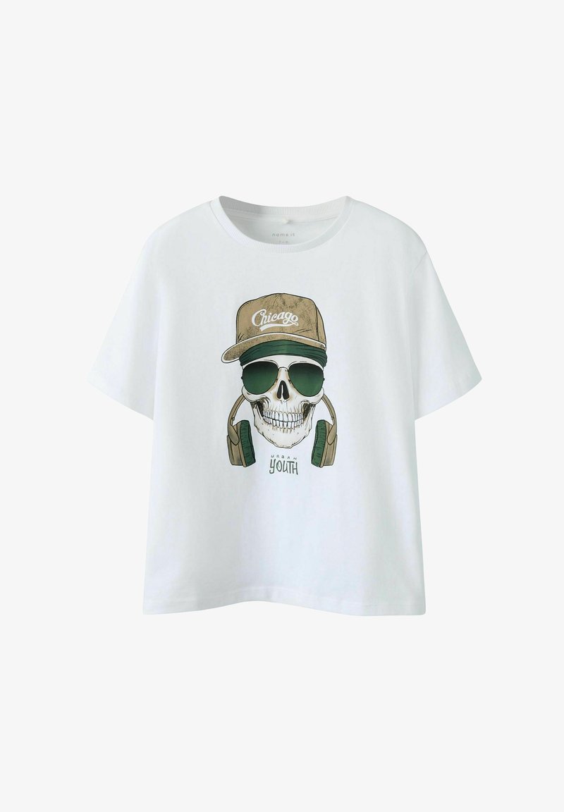 Balto medvilninis marškinėliai su kaukolės grafika, dėvinčia akinius ir ausines, papuošti kreminės spalvos kepure, ant kurios užrašyta "Čikaga."