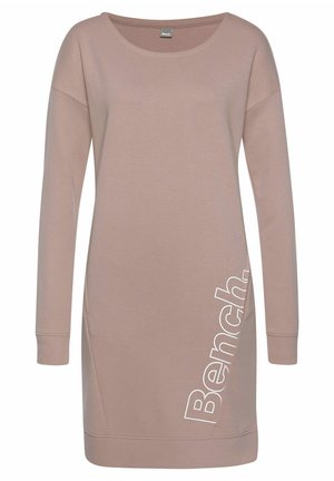Robe décontractée à manches longues, rose poudré, avec encolure ronde et logo Bench blanc imprimé verticalement près du bas côté droit.
