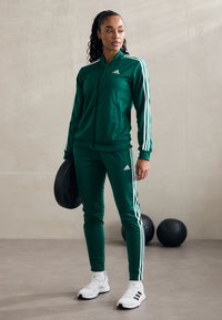 adidas Sportswear ESSENTIALS 3-STRIPES - Trenirka - collegiate green white