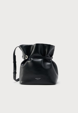 Černá kožená kabelka s nastavitelným popruhem a sponou, jemný řasený design a malé logo Emporio Armani Milano na přední straně.