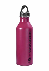 Edelstahl-Wasserflasche in lebhaftem Magenta mit matter Oberfläche, ausgestattet mit einem schwarzen Logo und einem Schlaufenverschluss für einfaches Tragen.
