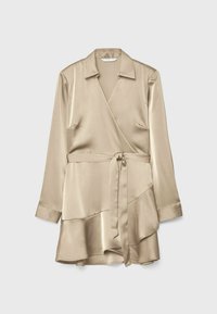 Robe portefeuille en satin beige avec manches longues, col, ceinture à nouer à la taille et ourlet à volants superposés.
