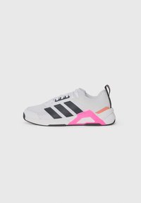 Scarpa atletica bianca con upper in mesh, strisce nere, accento rosa sul tallone e dettaglio arancione. Presenta una suola in gomma e chiusura con lacci.