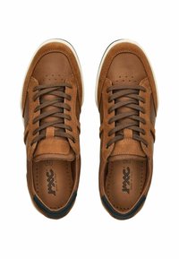 Zapatillas de cuero marrón con un acabado suave, que presentan una puntera redondeada, suela de goma contrastante y cordones marrones sobre detalles perforados.