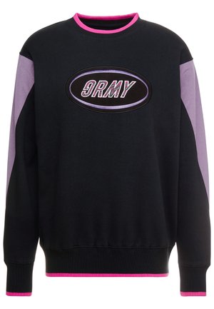 Czarna bluza z kapturem z fioletowymi rękawami i różowym wykończeniem, z centralnym owalnym logo z stylizowanym napisem "9RMY".