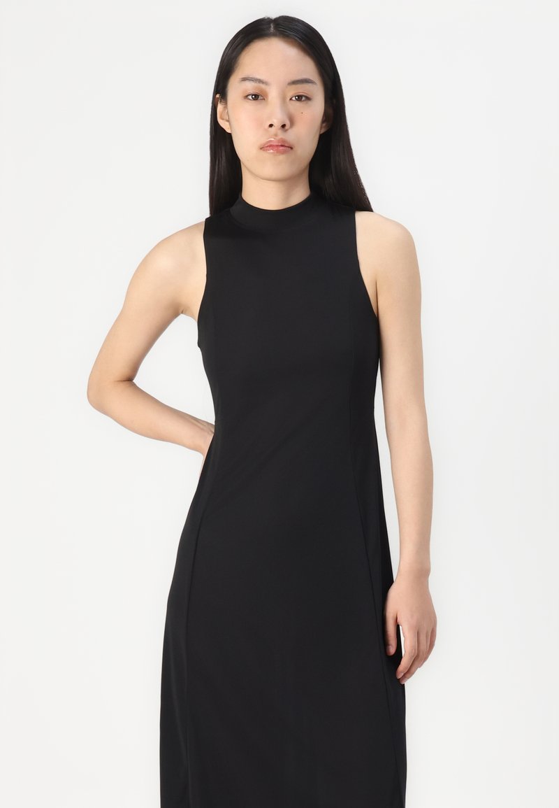 Schwarzes ärmelloses Kleid mit hohem Ausschnitt, taillierter Silhouette, glatten Stoff und seitlichen Nähten für einen minimalistischen Look.