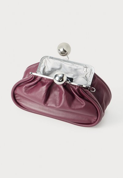 Bordeaux leren clutch met een metalen frame en sluiting. Het heeft een geplooid ontwerp en een gestreepte binnenvoering.