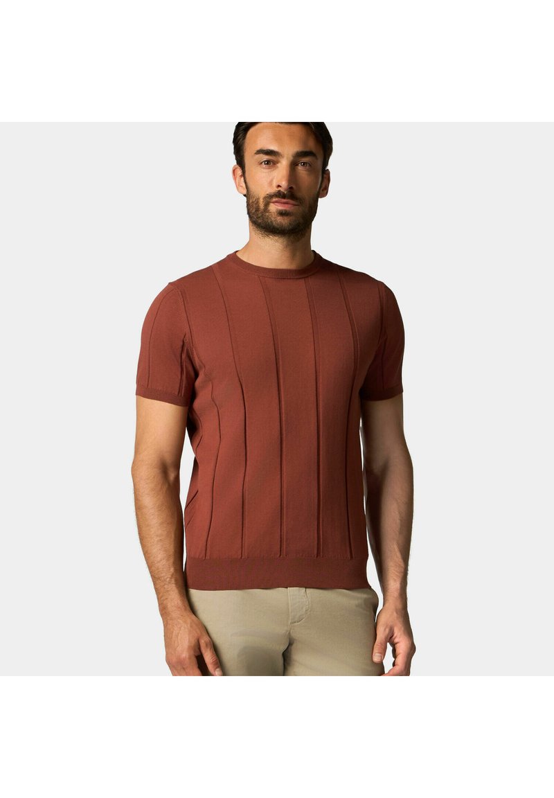 Hnědý pletený svetr s krátkým rukávem, který má vertikální žebrování a kulatý výstřih. Měkká textura a přiléhavý střih.