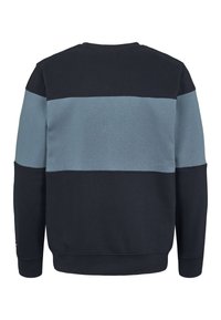 Navy és kék panelekből álló környakas pulóver, puha textúrával és bordázott mandzsettákkal. A hátán egyszerű, színblokkolt mintázat látható.